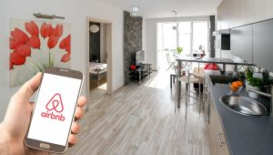 airbnb 300x170 - 17 IDEIAS de RENDA EXTRA para GANHAR DINHEIRO SEM GASTAR NADA
